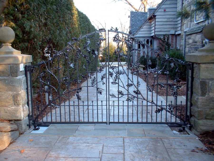 Woods Acorn Driveway Gate